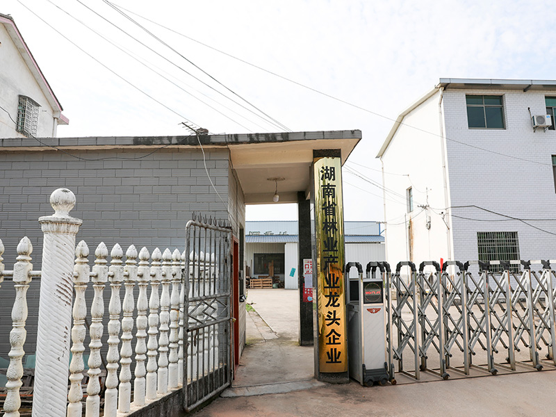 一家集實(shí)木家具、實(shí)木門(mén)、樓梯扶手生產(chǎn)和銷(xiāo)售的專(zhuān)業(yè)化龍頭企業(yè)